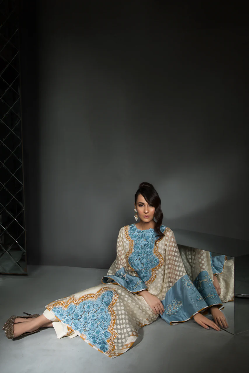 Blue & White - Image 5